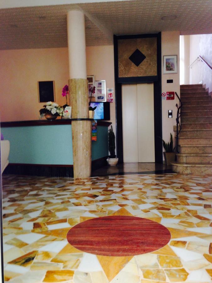 Hotel Lazzarini Белариа-Игеа Марина Екстериор снимка