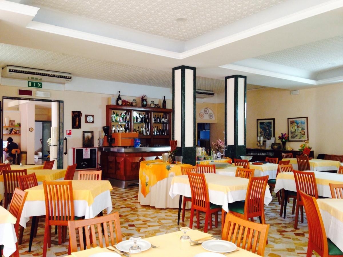 Hotel Lazzarini Белариа-Игеа Марина Екстериор снимка
