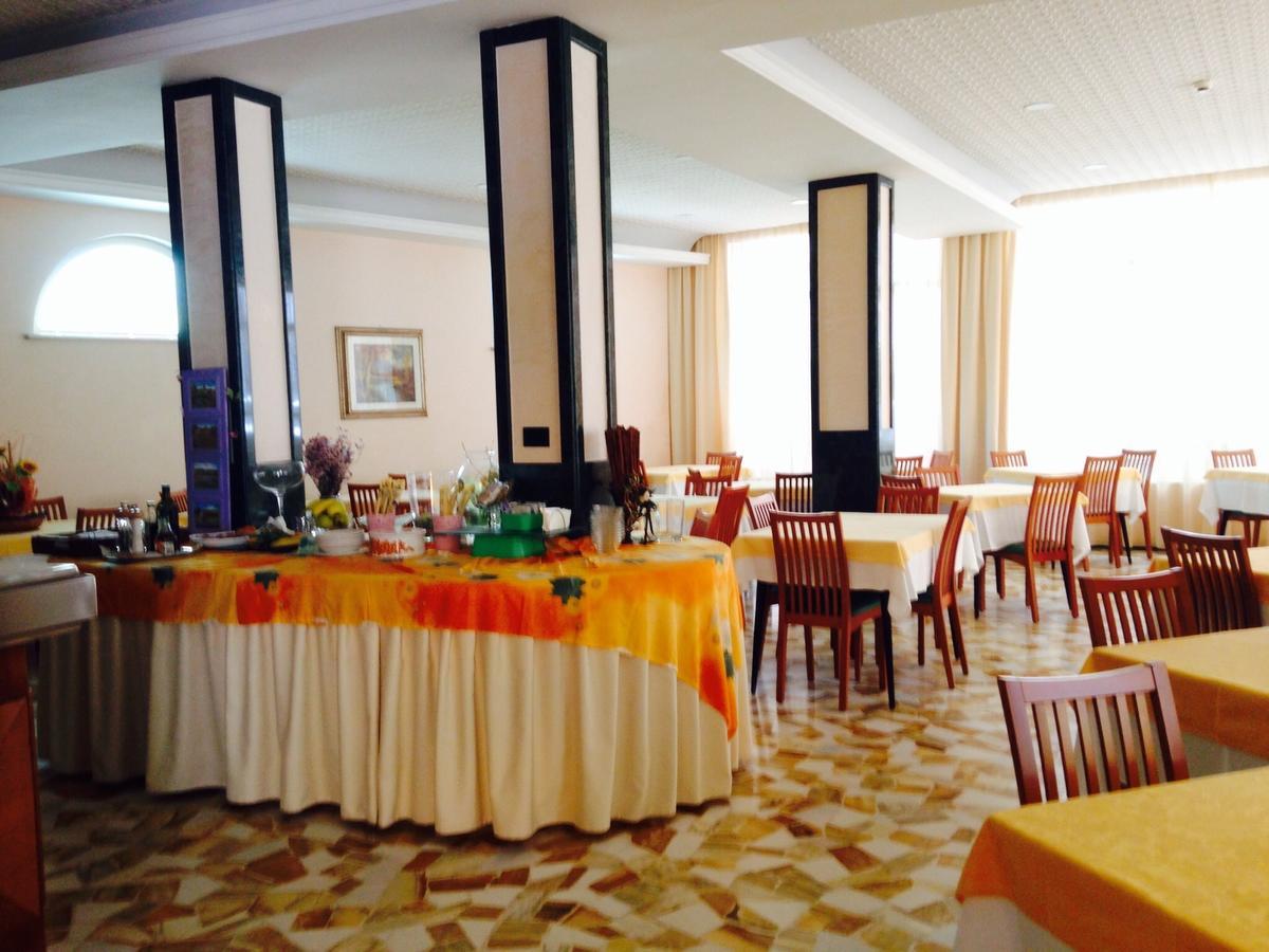 Hotel Lazzarini Белариа-Игеа Марина Екстериор снимка