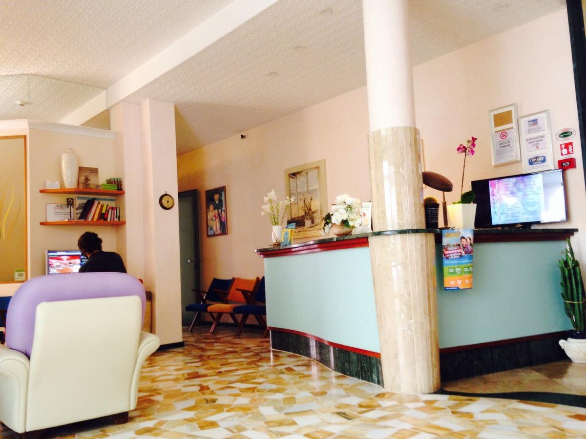 Hotel Lazzarini Белариа-Игеа Марина Екстериор снимка