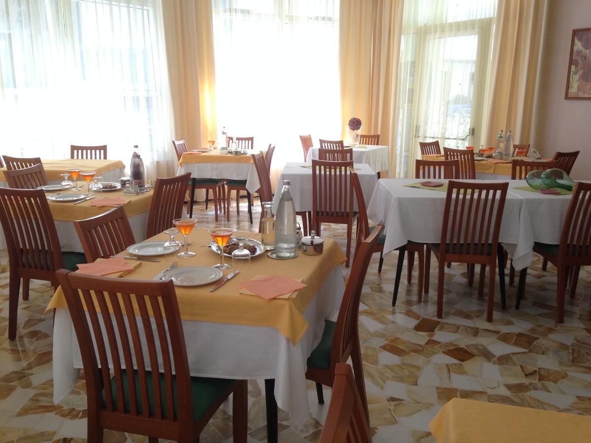 Hotel Lazzarini Белариа-Игеа Марина Екстериор снимка